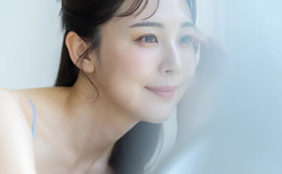 肌の状態を確認している30代後半の綺麗な日本人女性の画像
