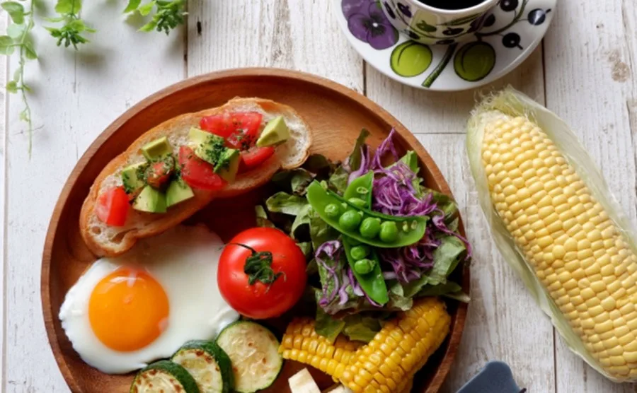 栄養バランスの良さそうな野菜多めの食事の画像
