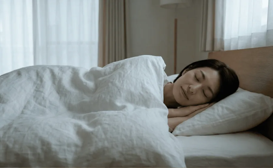 リラックスして深く眠っている女性