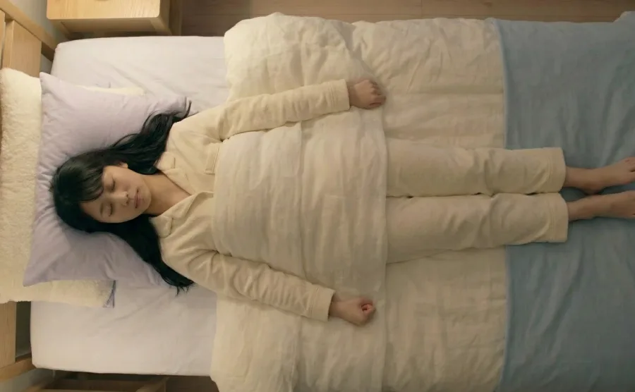 全身に力を入れて両手をギュッとしている女性の画像