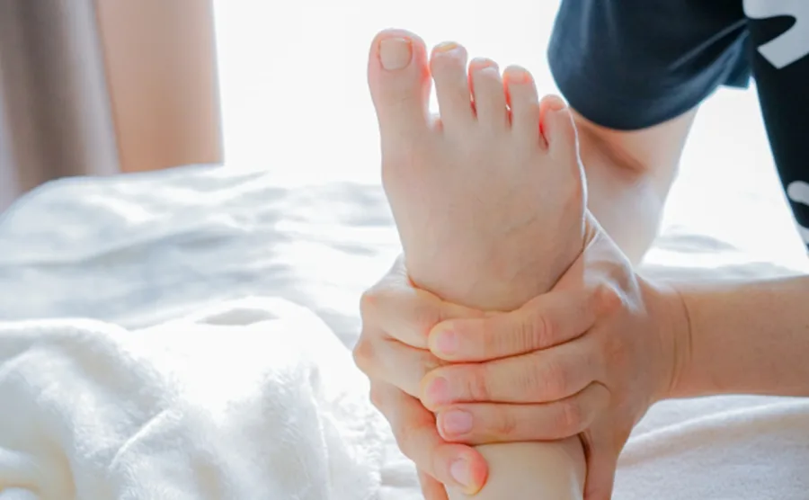 整体院で足裏のツボを押してもらっている画像