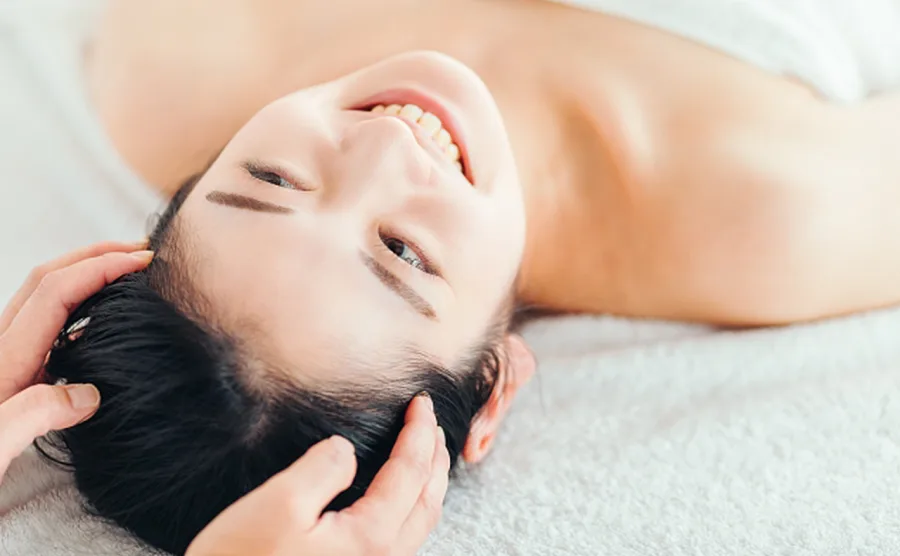 ドライヘッドスパ施術を受けている笑顔の女性の画像