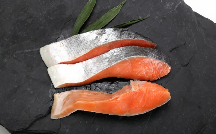 和皿に乗っている鮭の切り身の画像