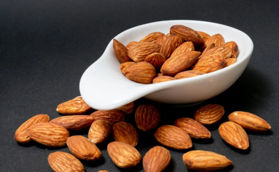 香ばしい感じのするアーモンドがお皿から溢れている画像