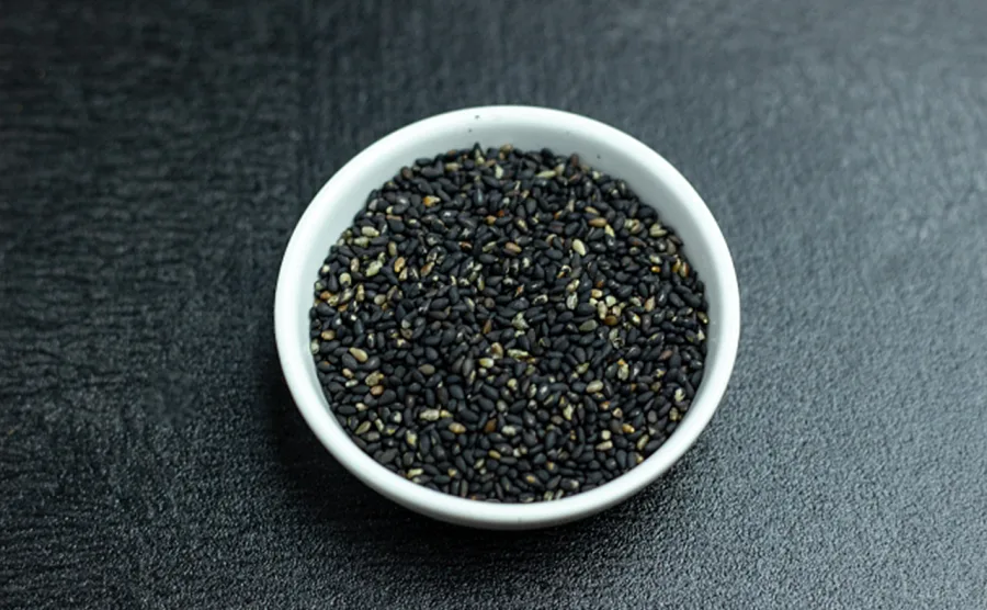 お皿に出された黒ゴマの画像