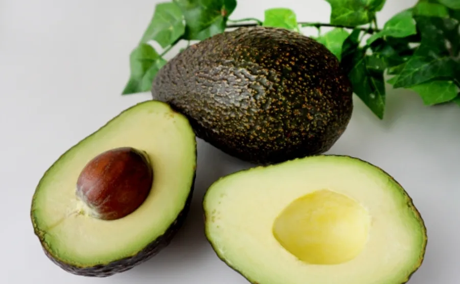 カットされたアボカドと丸ごとのアボカド