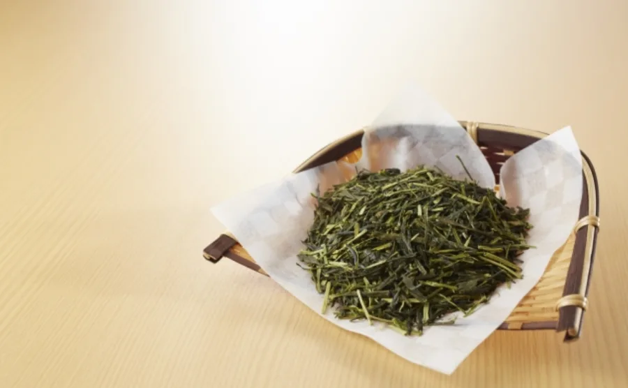 竹製のざるに乗せられた、抗酸化作用のある日本茶の乾燥茶葉