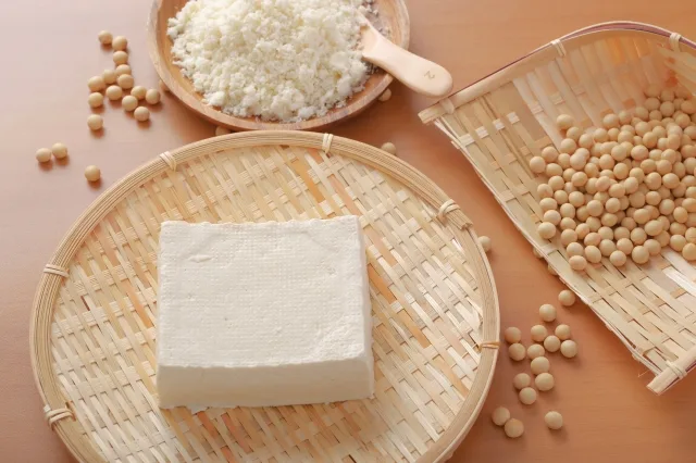 器に盛られた白く滑らかな絹ごし豆腐