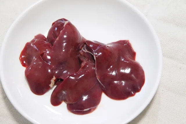 調理前の新鮮な鶏レバー