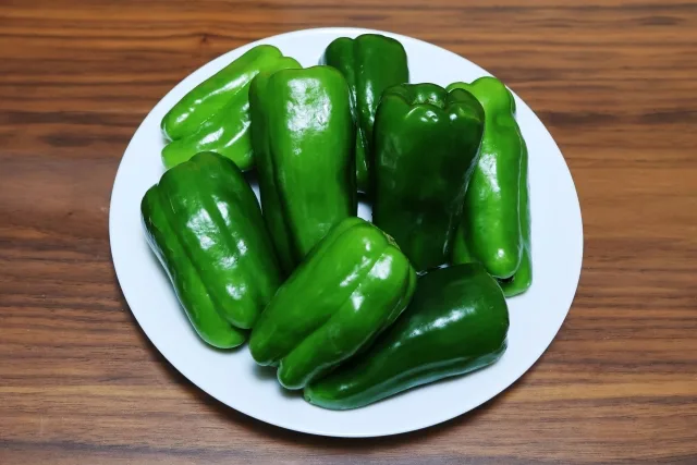 ツヤのある緑色のピーマン