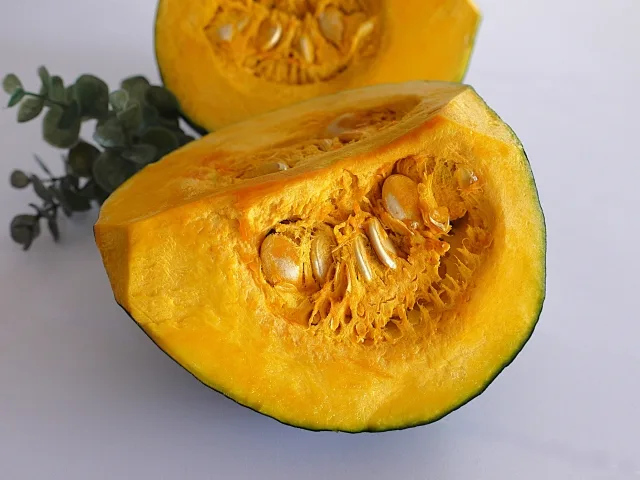 半分にカットされた濃いオレンジ色のかぼちゃ