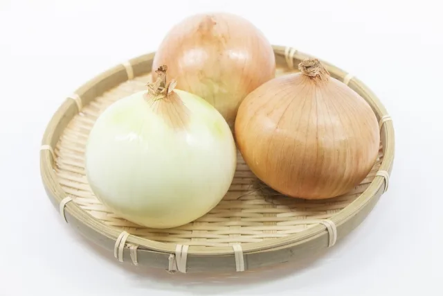 皮をむいた玉ねぎと茶色の皮がついた玉ねぎ