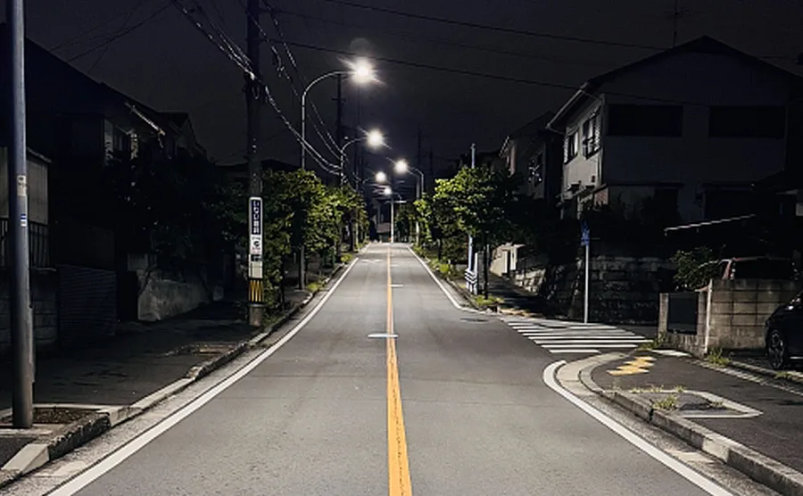 遅い時間の帰宅をイメージした夜の住宅街の画像