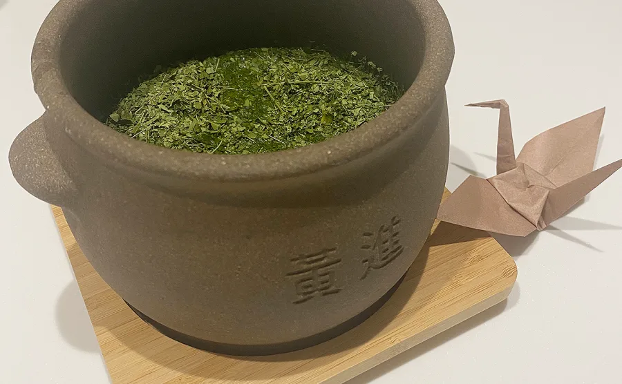 黄土壺に入っているモリンガ蒸し用の粉末の画像