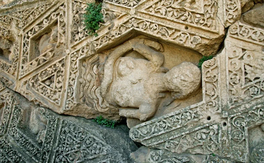 バールベック遺跡の列柱廊のクレオパトラ像の画像