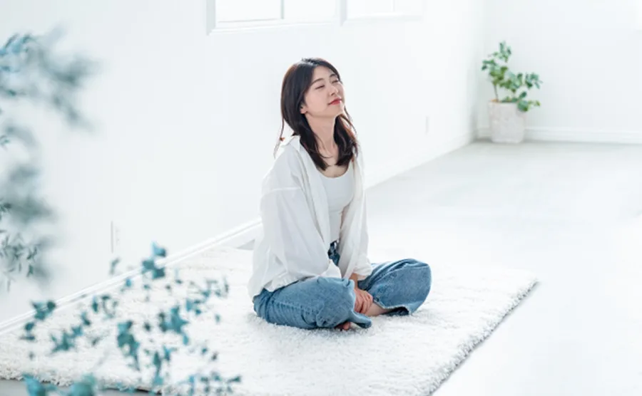 部屋でリラックスしている女性の画像