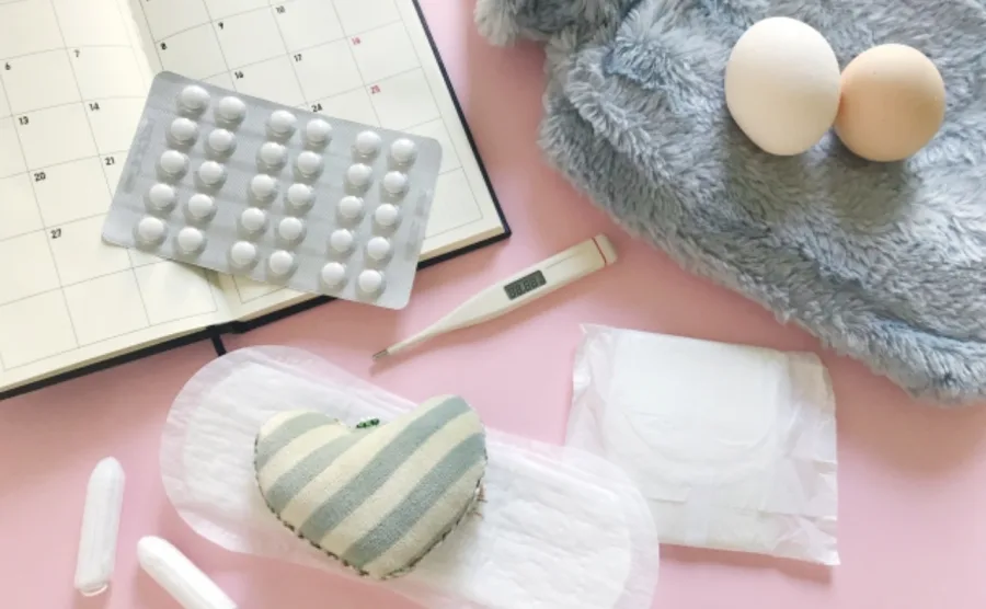 ピルや体温計、ナプキンなど生理用品の画像