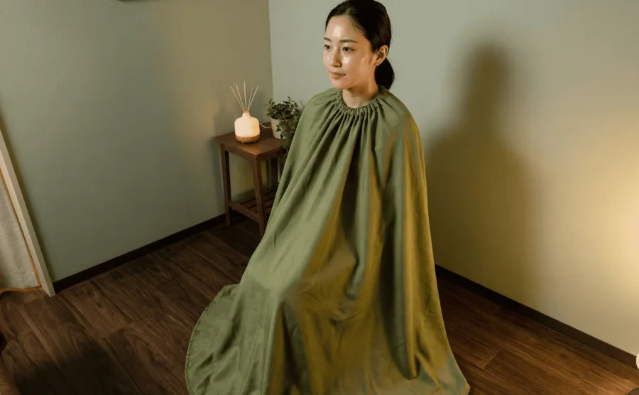 よもぎ蒸しを体験する女性の施術風景。モリンガ蒸しとの温まり方や体感の違いをレビュー