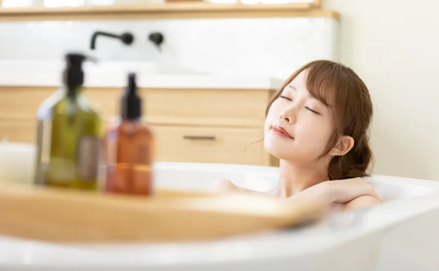 入浴してリラックスしている女性の画像