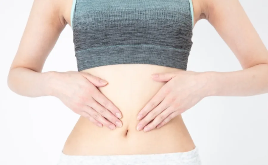 お腹まわりや腰まわりがほっそりしてきた女性のイメージ画像