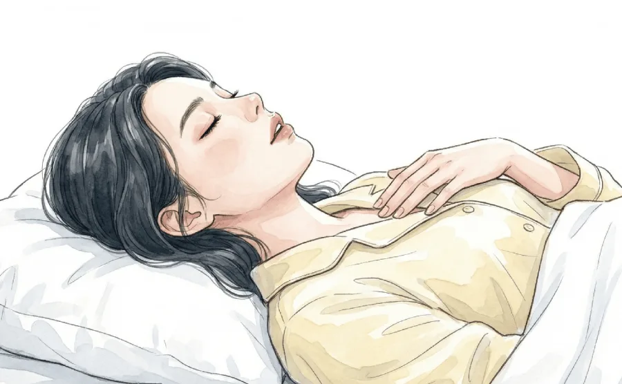 就寝前にベッドでリラックスして自律神経を整えている女性