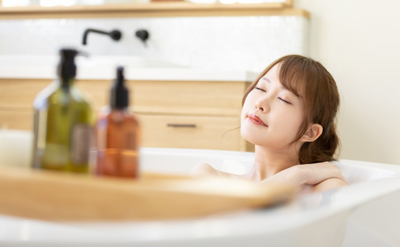 入浴してリラックスしている女性の画像