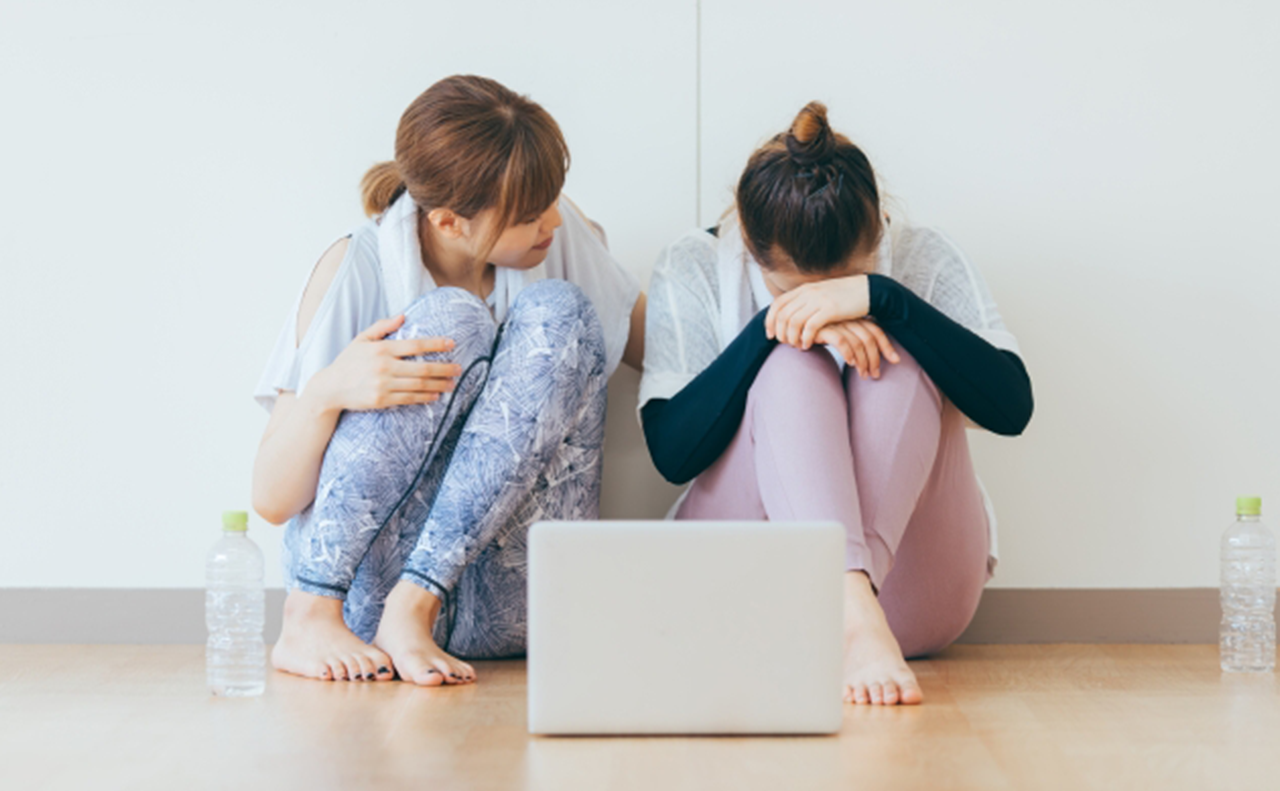 リバウンドしてしまった友達を励ましている女性2人の画像