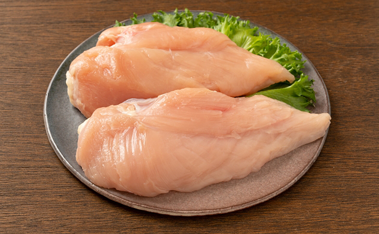 新鮮な鶏胸肉の画像